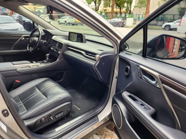 ♞200t 旗艦版♞HUD抬頭顯示器+馬克萊.文森 15只揚聲器+雙前座電動座椅/座椅記憶/腰靠+雙前座電椅冷熱通風♞  第10張相片