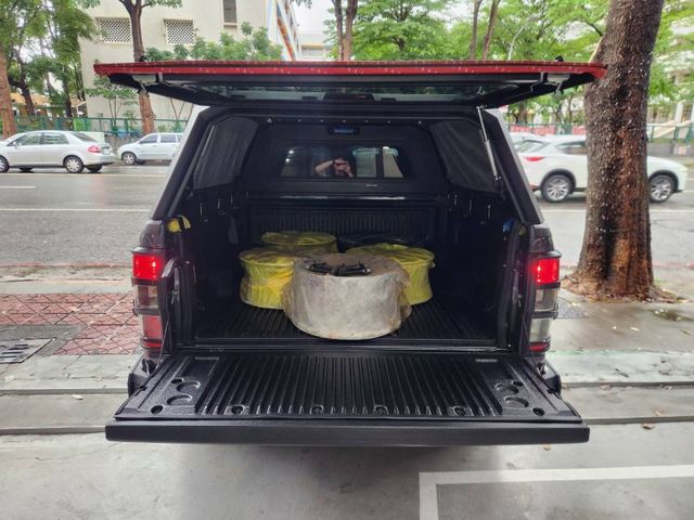 ♞Ranger 4x4 3.2柴油 里程僅跑5.6萬公里♞車主20幾萬改裝 輪框寬體+後廂+防撞桿+探照燈+底盤+導航♞  第5張相片