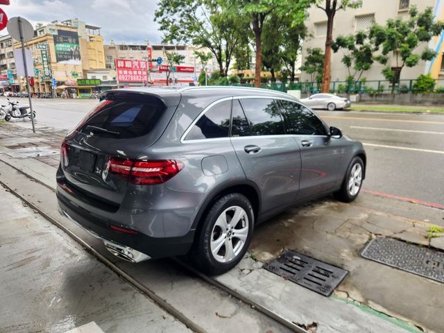 ♞中華賓士總代理 2019年式♞全車原鈑件 低里程漂亮無菸車♞電動尾門＋雙電動記憶座椅  第3張相片