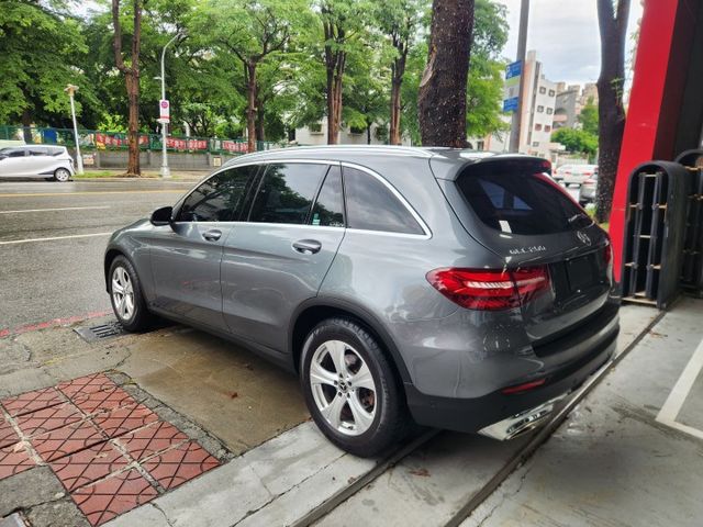 ♞中華賓士總代理 2019年式♞全車原鈑件 低里程漂亮無菸車♞電動尾門＋雙電動記憶座椅  第4張相片