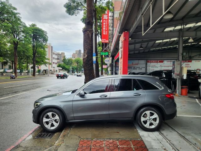 ♞中華賓士總代理 2019年式♞全車原鈑件 低里程漂亮無菸車♞電動尾門＋雙電動記憶座椅  第5張相片