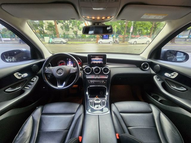 ♞中華賓士總代理 2019年式♞全車原鈑件 低里程漂亮無菸車♞電動尾門＋雙電動記憶座椅  第8張相片