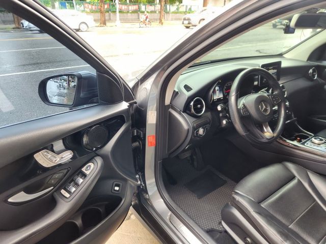 ♞中華賓士總代理 2019年式♞全車原鈑件 低里程漂亮無菸車♞電動尾門＋雙電動記憶座椅  第9張相片