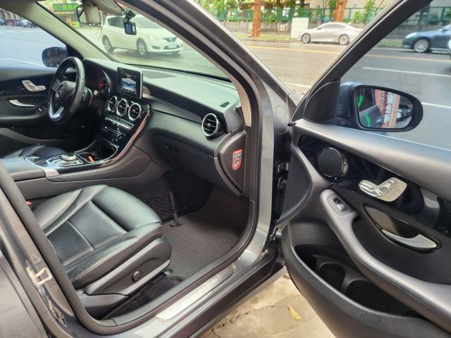 ♞中華賓士總代理 2019年式♞全車原鈑件 低里程漂亮無菸車♞電動尾門＋雙電動記憶座椅  第11張相片