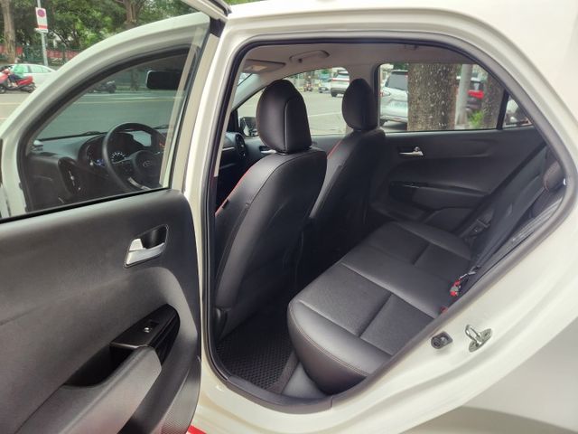 ♞GT-Line 頂級旗艦版♞原鈑件零事故 里程僅跑4萬多公里♞1.2升引擎超低稅金+超省油耗  第9張相片