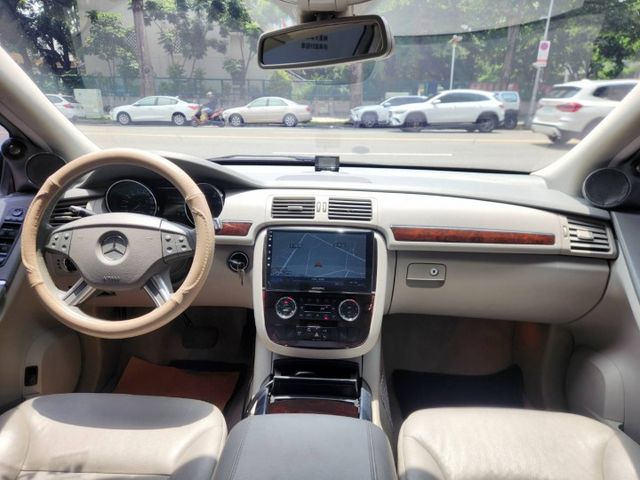 ♞總代理一手車，稀有白內裝♞實跑18萬公里♞全車氣氛燈+360度環景系統♞  第9張相片