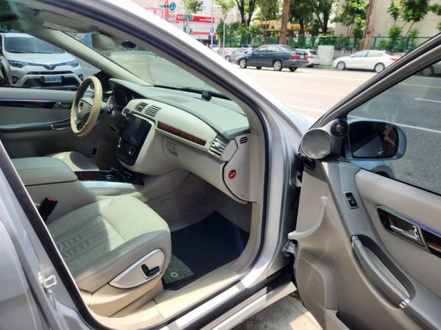 ♞總代理一手車，稀有白內裝♞實跑18萬公里♞全車氣氛燈+360度環景系統♞  第13張相片