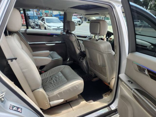 ♞總代理一手車，稀有白內裝♞實跑18萬公里♞全車氣氛燈+360度環景系統♞  第14張相片