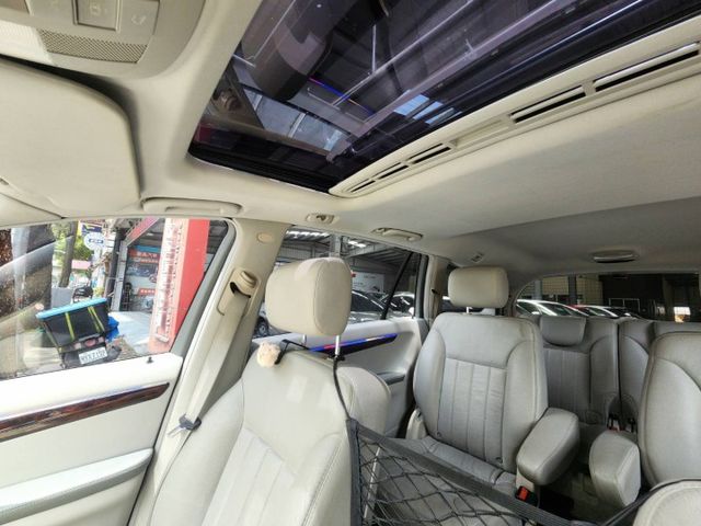 ♞總代理一手車，稀有白內裝♞實跑18萬公里♞全車氣氛燈+360度環景系統♞  第19張相片