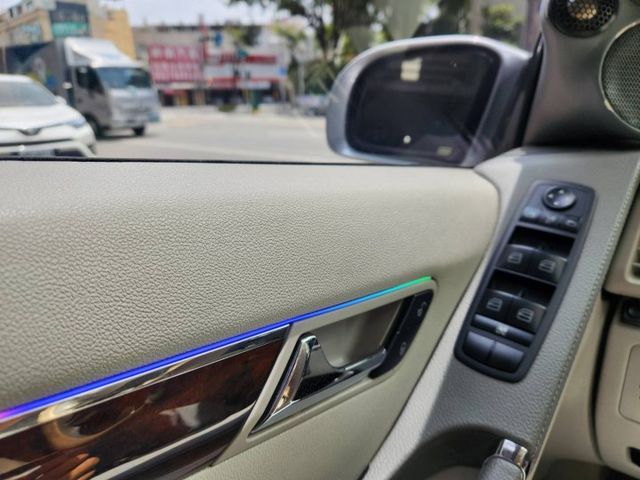 ♞總代理一手車，稀有白內裝♞實跑18萬公里♞全車氣氛燈+360度環景系統♞  第20張相片