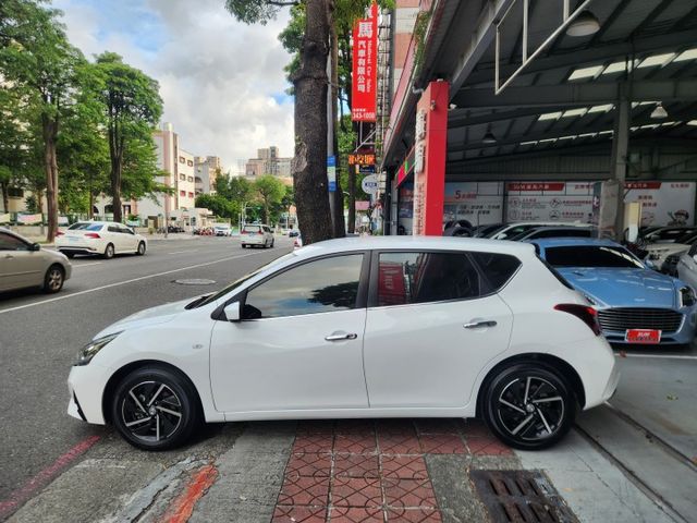 ♞落地新車車況♞旗艦版 IKEY免鑰匙+光感應頭燈+定速巡航+倒車顯影♞新車保固♞認證車可全貸♞  第9張相片