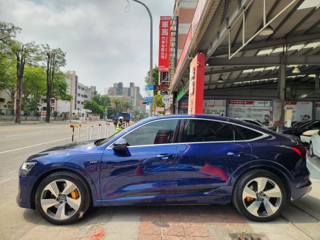 ♞2023年式/領牌♞全車5年保固中♞原鈑件零事故 漂亮一手車♞滿電里程446km♞CCS1快速充電♞  第3張相片