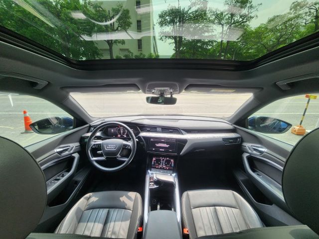 ♞2023年式/領牌♞全車5年保固中♞原鈑件零事故 漂亮一手車♞滿電里程446km♞CCS1快速充電♞  第7張相片