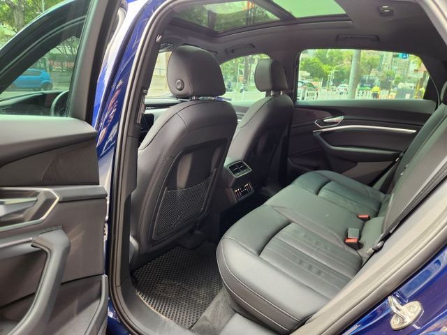 ♞2023年式/領牌♞全車5年保固中♞原鈑件零事故 漂亮一手車♞滿電里程446km♞CCS1快速充電♞  第10張相片