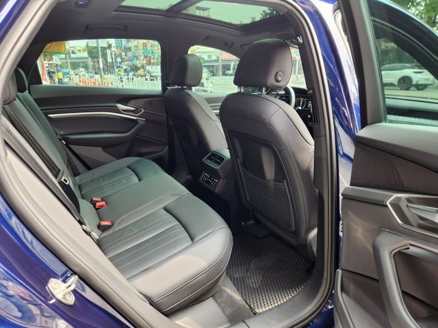 ♞2023年式/領牌♞全車5年保固中♞原鈑件零事故 漂亮一手車♞滿電里程446km♞CCS1快速充電♞  第12張相片