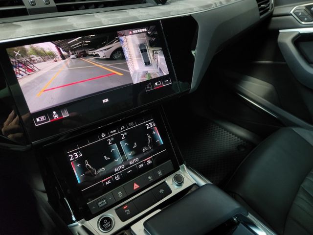 ♞2023年式/領牌♞全車5年保固中♞原鈑件零事故 漂亮一手車♞滿電里程446km♞CCS1快速充電♞  第14張相片