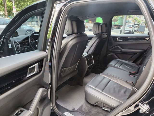 ♞總代理Porsche Cayenne♞V6 3.0雙渦輪♞僅跑9萬多公里.保養紀錄完整♞車庫車.狀態極佳♞  第10張相片