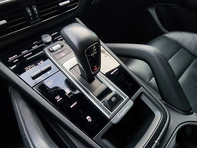 ♞總代理Porsche Cayenne♞V6 3.0雙渦輪♞僅跑9萬多公里.保養紀錄完整♞車庫車.狀態極佳♞  第14張相片
