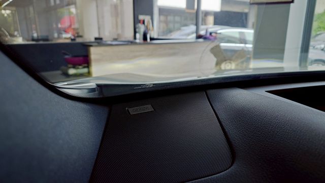 F專屬空力套件 20吋鋁圈 儀錶板 座椅 原廠ACC 全景天窗 ML音響 腳踢電尾門 通風電熱椅 盲點偵測 AA+CP  第4張相片