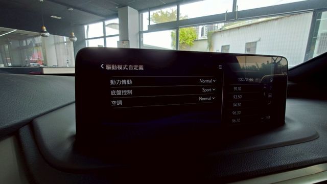 F專屬空力套件 20吋鋁圈 儀錶板 座椅 原廠ACC 全景天窗 ML音響 腳踢電尾門 通風電熱椅 盲點偵測 AA+CP  第7張相片
