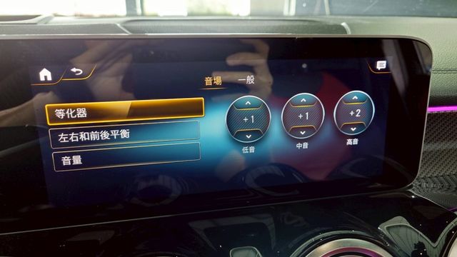 貼消光黑膜 局部鍛炭紋路 排氣管當派 原廠23P 360 腳踢電尾門 U88旋鈕 全景 20吋圈 動態座椅  第6張相片