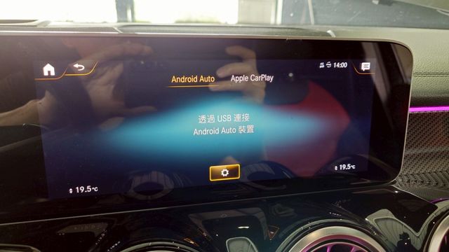 貼消光黑膜 局部鍛炭紋路 排氣管當派 原廠23P 360 腳踢電尾門 U88旋鈕 全景 20吋圈 動態座椅  第7張相片