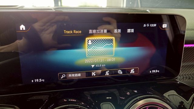 貼消光黑膜 局部鍛炭紋路 排氣管當派 原廠23P 360 腳踢電尾門 U88旋鈕 全景 20吋圈 動態座椅  第8張相片