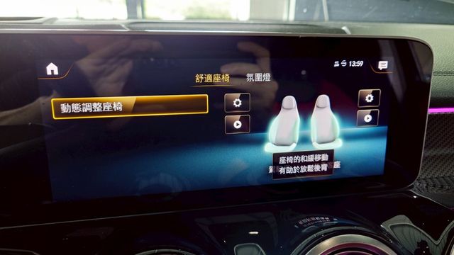 貼消光黑膜 局部鍛炭紋路 排氣管當派 原廠23P 360 腳踢電尾門 U88旋鈕 全景 20吋圈 動態座椅  第9張相片