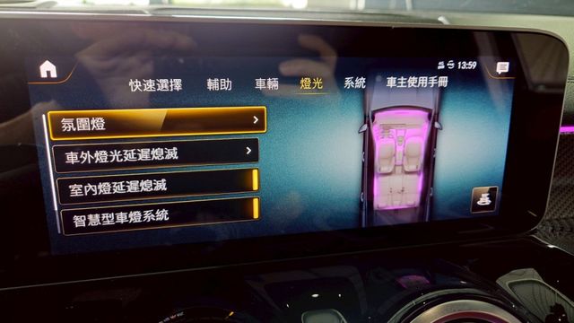 貼消光黑膜 局部鍛炭紋路 排氣管當派 原廠23P 360 腳踢電尾門 U88旋鈕 全景 20吋圈 動態座椅  第11張相片