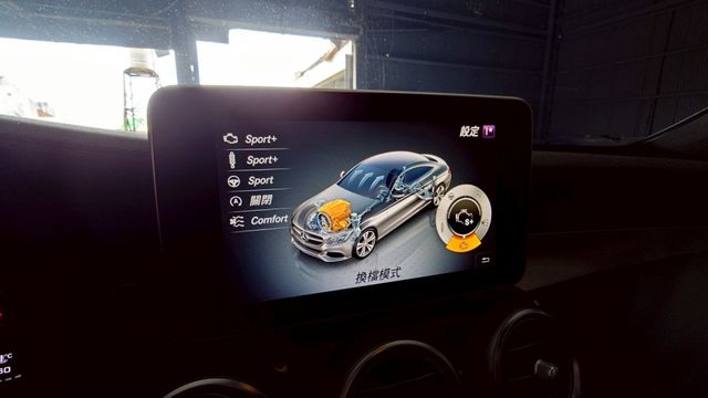 蝴蝶賽車椅  跑排  電子懸吊  盲點偵測  ikey摸門  全景  柏林  夜色套件  氛圍燈  倒車顯影  19吋鋁  第7張相片