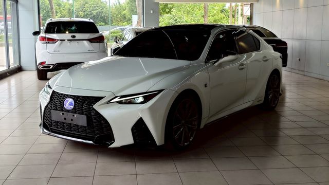 後下巴  四出排氣管  全車犀牛皮 F空力套件  19吋鋁圈  黑化套件  儀錶板  IKEY  ACC  盲點偵測  第1張相片