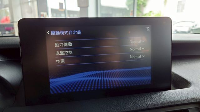 後下巴  四出排氣管  全車犀牛皮 F空力套件  19吋鋁圈  黑化套件  儀錶板  IKEY  ACC  盲點偵測  第7張相片