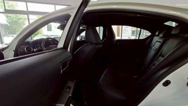 後下巴  四出排氣管  全車犀牛皮 F空力套件  19吋鋁圈  黑化套件  儀錶板  IKEY  ACC  盲點偵測  第11張相片