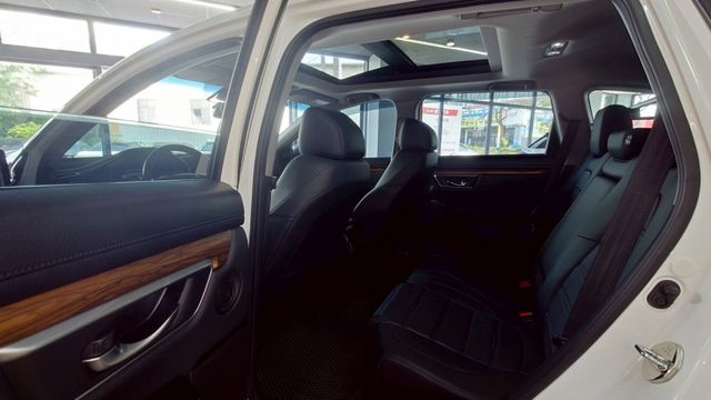 盲點 原廠右轉畫面  IKEY全套  LED  全景  18吋鋁圈  倒車顯影  衛星導航  第11張相片