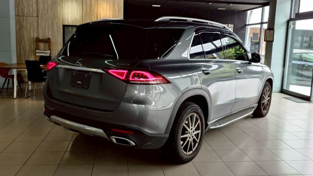 GLE300D 實車實價!KEYGO 氣氛燈 雙舒適電動椅 23P跟車 電尾門 盲點偵測  第2張相片