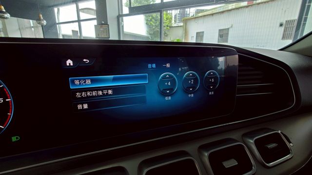 GLE300D 實車實價!KEYGO 氣氛燈 雙舒適電動椅 23P跟車 電尾門 盲點偵測  第5張相片