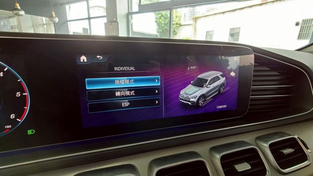 GLE300D 實車實價!KEYGO 氣氛燈 雙舒適電動椅 23P跟車 電尾門 盲點偵測  第10張相片