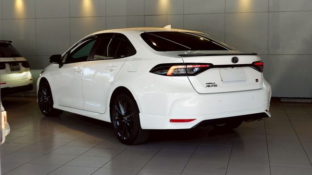 GR ALTIS 2.0 全車原鈑件  第2張相片