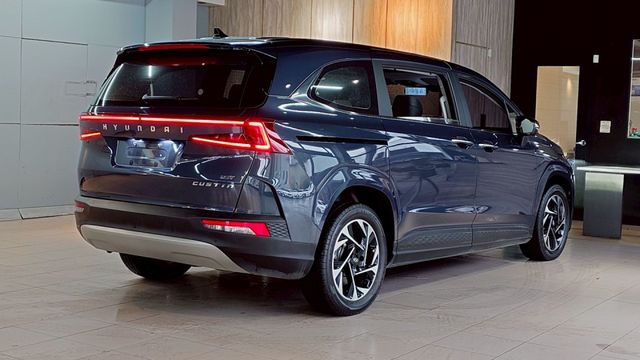 實車實價!雙電滑門 ACC LED貫穿尾燈 全景雙天窗 換檔快撥 電尾門  第2張相片