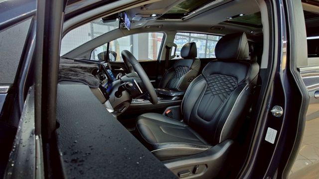 實車實價!雙電滑門 ACC LED貫穿尾燈 全景雙天窗 換檔快撥 電尾門  第5張相片