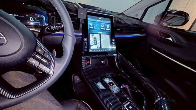 實車實價!雙電滑門 ACC LED貫穿尾燈 全景雙天窗 換檔快撥 電尾門  第8張相片