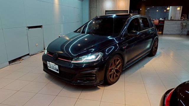 大P 全景天窗 改避震 18吋鋁圈 排氣管 尾翼 後下巴 原廠IKEY 盲點 ACC 自動停車 氣氛燈  第1張相片