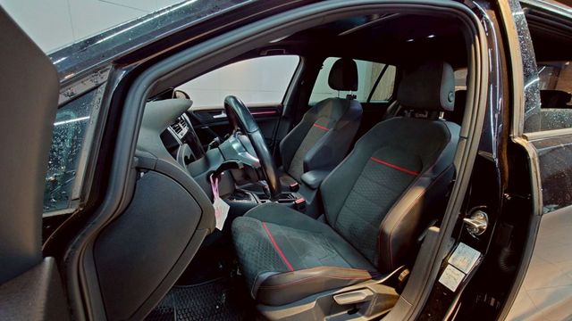 大P 全景天窗 改避震 18吋鋁圈 排氣管 尾翼 後下巴 原廠IKEY 盲點 ACC 自動停車 氣氛燈  第5張相片