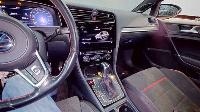 大P 全景天窗 改避震 18吋鋁圈 排氣管 尾翼 後下巴 原廠IKEY 盲點 ACC 自動停車 氣氛燈  第6張相片