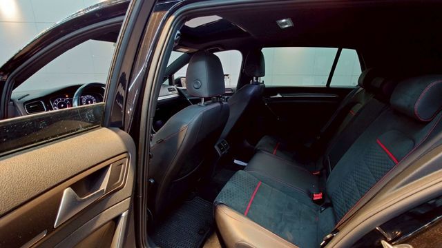 大P 全景天窗 改避震 18吋鋁圈 排氣管 尾翼 後下巴 原廠IKEY 盲點 ACC 自動停車 氣氛燈  第7張相片