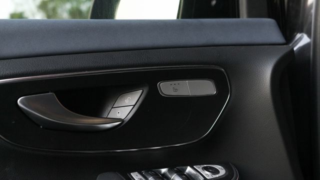 LED燈  雙天窗  17吋鋁圈  盲點偵測  ACC  360  AA+CP  氣氛燈  電尾門  後座恆溫  第8張相片