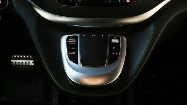 LED燈  雙天窗  17吋鋁圈  盲點偵測  ACC  360  AA+CP  氣氛燈  電尾門  後座恆溫  第14張相片