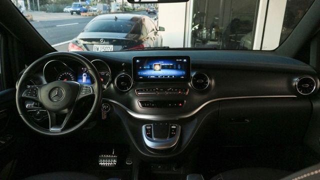 LED燈  雙天窗  17吋鋁圈  盲點偵測  ACC  360  AA+CP  氣氛燈  電尾門  後座恆溫  第15張相片