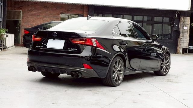 實車實價!LED尾燈  空力套件  方向盤快控鍵   換檔撥片   方向盤電動調整   恆溫空調   分區溫控  第2張相片