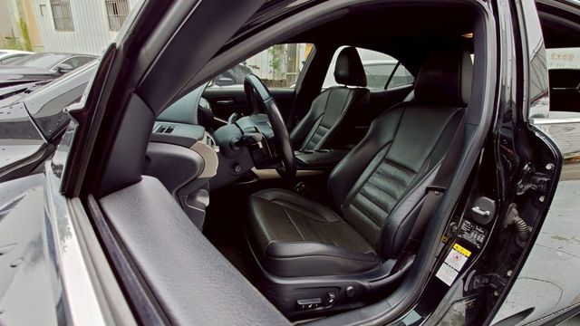 實車實價!LED尾燈  空力套件  方向盤快控鍵   換檔撥片   方向盤電動調整   恆溫空調   分區溫控  第5張相片